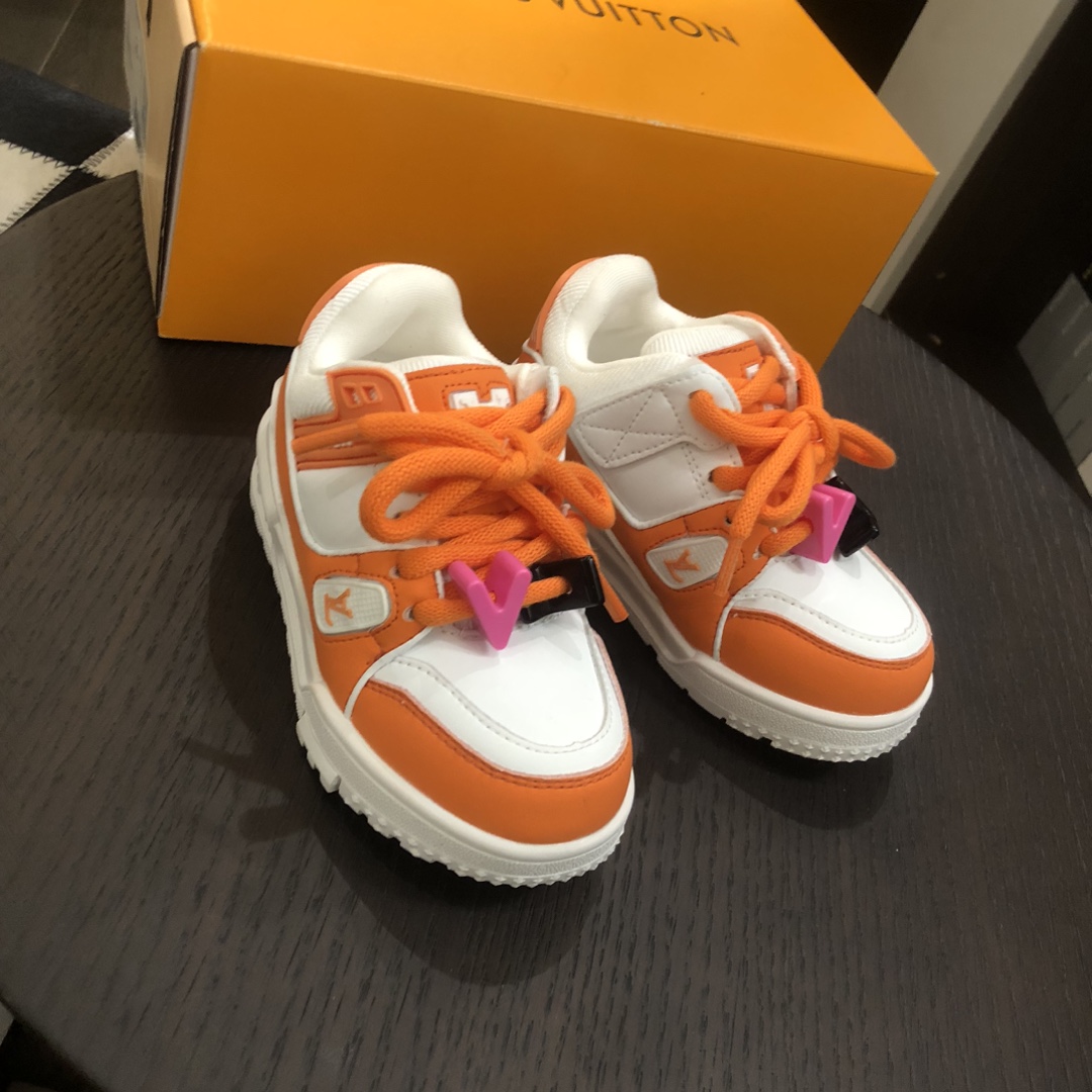 Children's shoes child